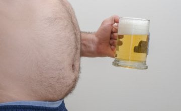 Konzumacija prekomjerne količine alkohola jedan je od glavnih uzroka razvoja masne jetre