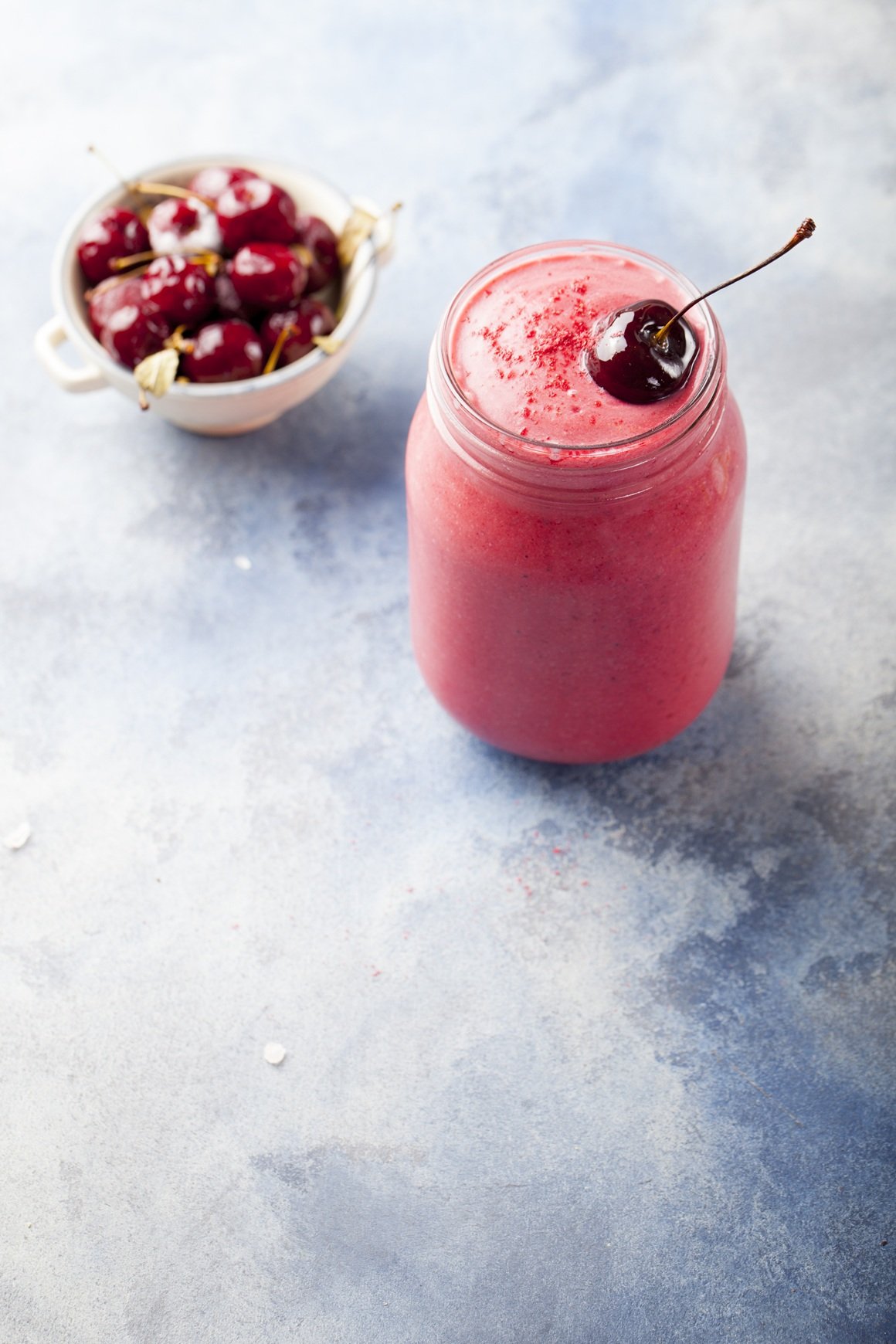 Kremasti smoothie s višnjama i jogurtom