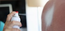 Nikad ne koristite sprej za sunčanje u zatvorenom prostoru jer sitne čestice mogu nadražiti oči, nos i dišne puteve