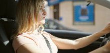 Prednja stakla novijih automobila često sadrže sloj koji blokira UVA zrake, no bočna i stražnja stakla najčešće nemaju tu zaštitu