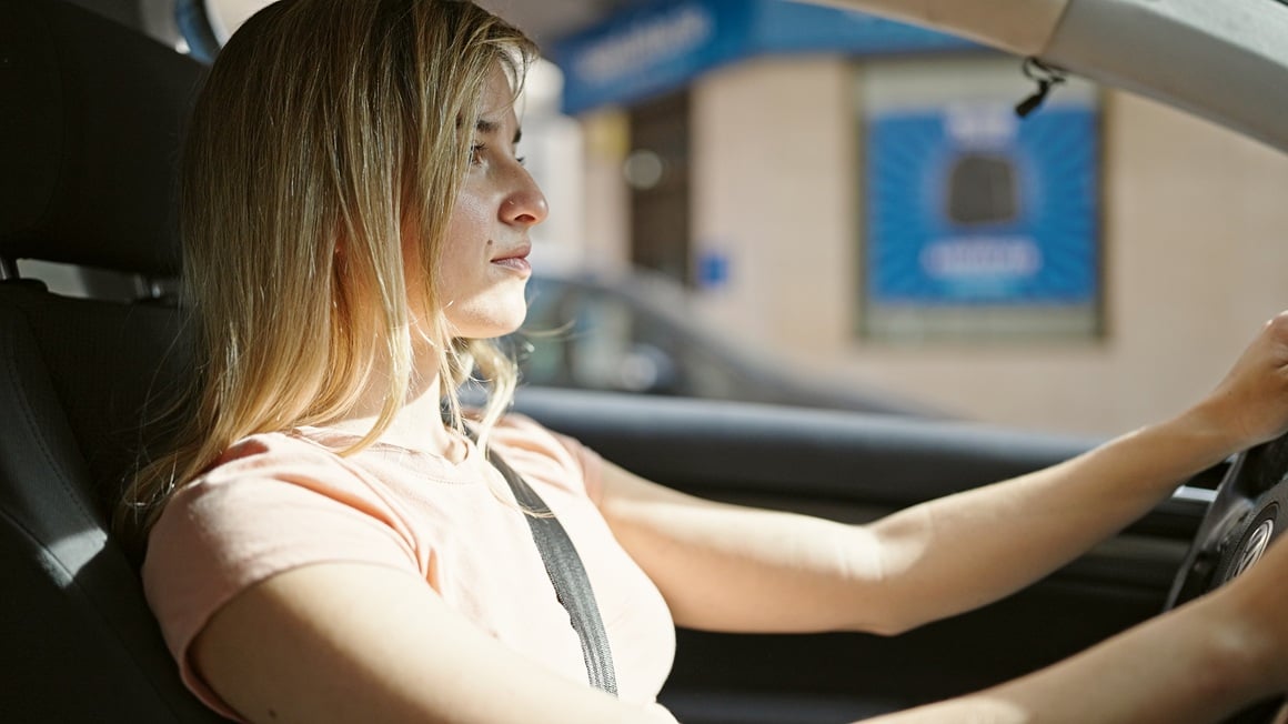 Prednja stakla novijih automobila često sadrže sloj koji blokira UVA zrake, no bočna i stražnja stakla najčešće nemaju tu zaštitu