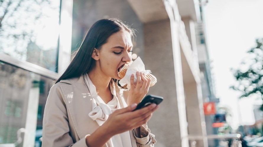 U današnjem užurbanom načinu života mnogi od nas jedu u hodu