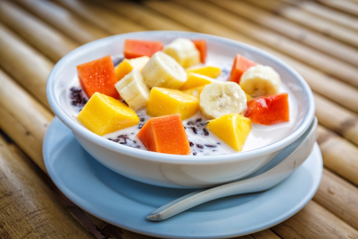 Voćna salata s preljevom od kefira