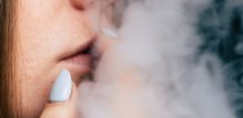 Za razliku od pušenja cigareta, kod kanabisa ljudi često dublje udišu i duže zadržavaju dim u plućima, što povećava izloženost štetnim tvarima