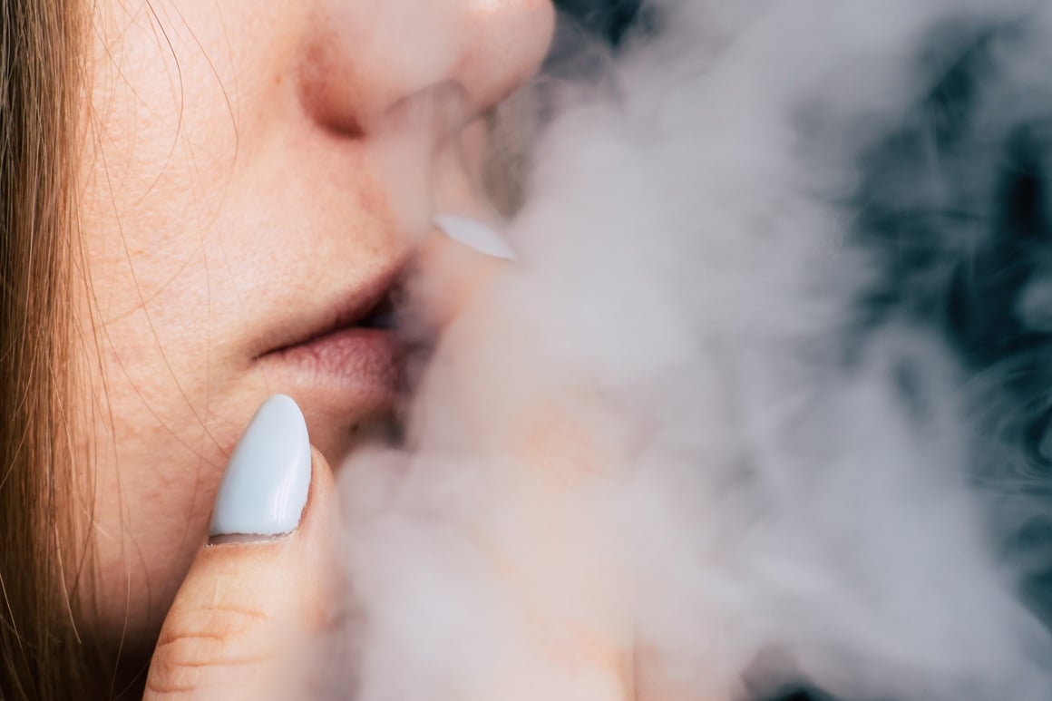 Za razliku od pušenja cigareta, kod kanabisa ljudi često dublje udišu i duže zadržavaju dim u plućima, što povećava izloženost štetnim tvarima