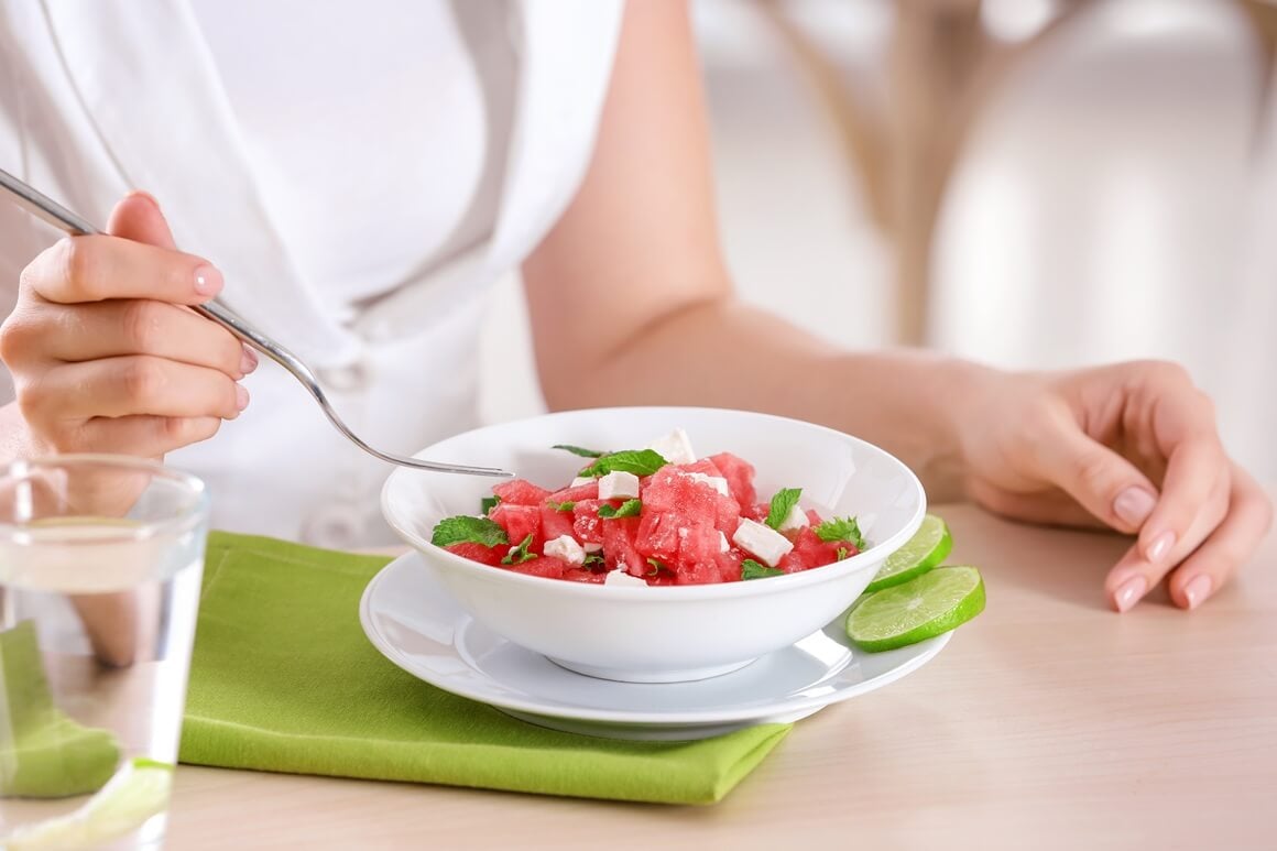 male do umjerene porcije lubenice, posebno u kombinaciji s izvorom proteina ili masti, mogu biti dio uravnoteženog obroka