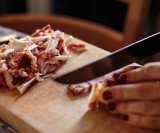 prekomjerna konzumacija crvenog mesa, osobito prerađenih proizvoda poput kobasica i slanine, može povećati rizik od razvoja masne jetre