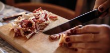 prekomjerna konzumacija crvenog mesa, osobito prerađenih proizvoda poput kobasica i slanine, može povećati rizik od razvoja masne jetre