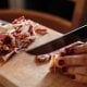 prekomjerna konzumacija crvenog mesa, osobito prerađenih proizvoda poput kobasica i slanine, može povećati rizik od razvoja masne jetre