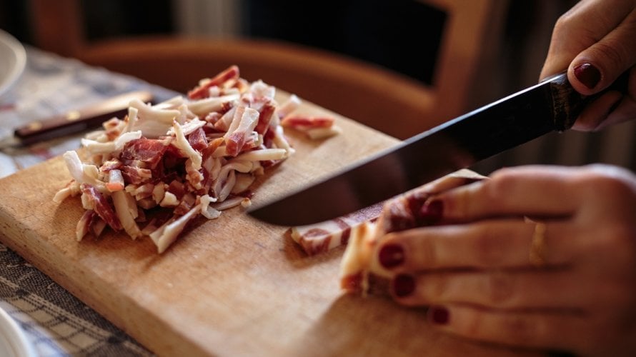 prekomjerna konzumacija crvenog mesa, osobito prerađenih proizvoda poput kobasica i slanine, može povećati rizik od razvoja masne jetre