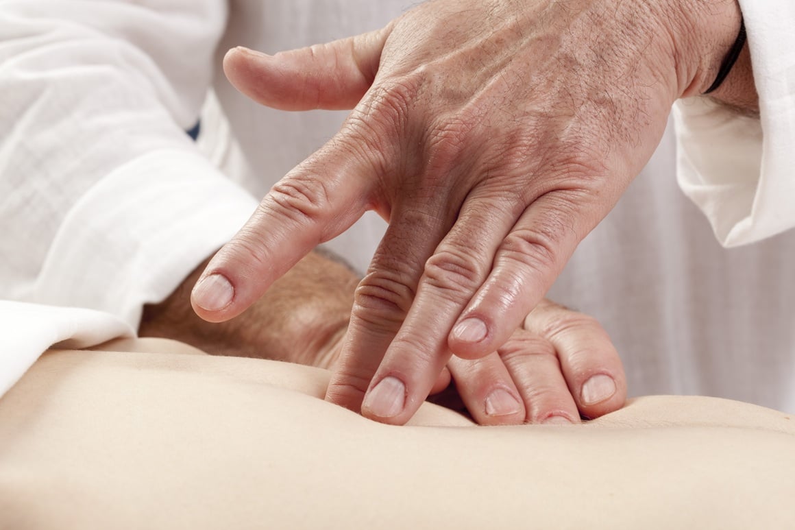 Akupresura je dio tradicionalne kineske medicine i slična je akupunkturi, s tom razlikom što se umjesto iglica koristi pritisak prstiju ili dlanova