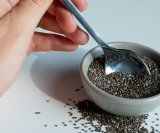 Chia sjemenke upijaju tekućinu iz probavnog sustava i stvaraju gel koji se širi, što može dovesti do nadutosti ili zatvora ako tijelu nedostaje vode za pravilno kretanje vlakana