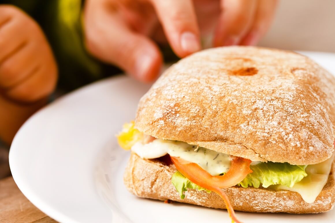 Integralni kruh ili drugi kruh s visokim udjelom vlakana čini sendvič zasitnijim i nutritivno bogatijim