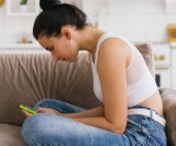 Pogrbljeno sjedenje remeti prirodnu zakrivljenost kralježnice i stvara pritisak na donji dio leđa