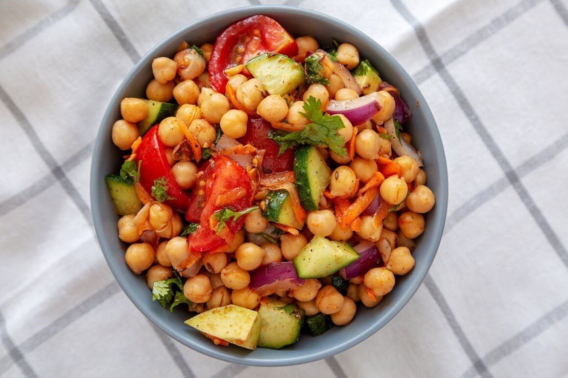 Salata od avokada i slanutka od pet sastojaka