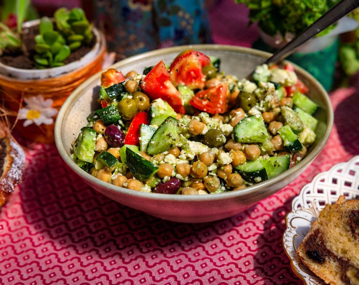 Salata od krastavaca i slanutka s feta sirom i limunom