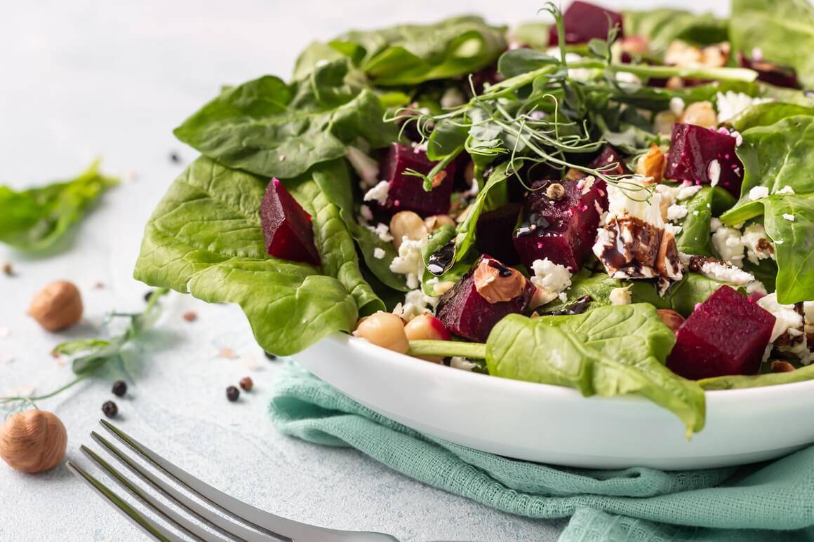 Salata od slanutka, cikle i kvinoje bez kuhanja