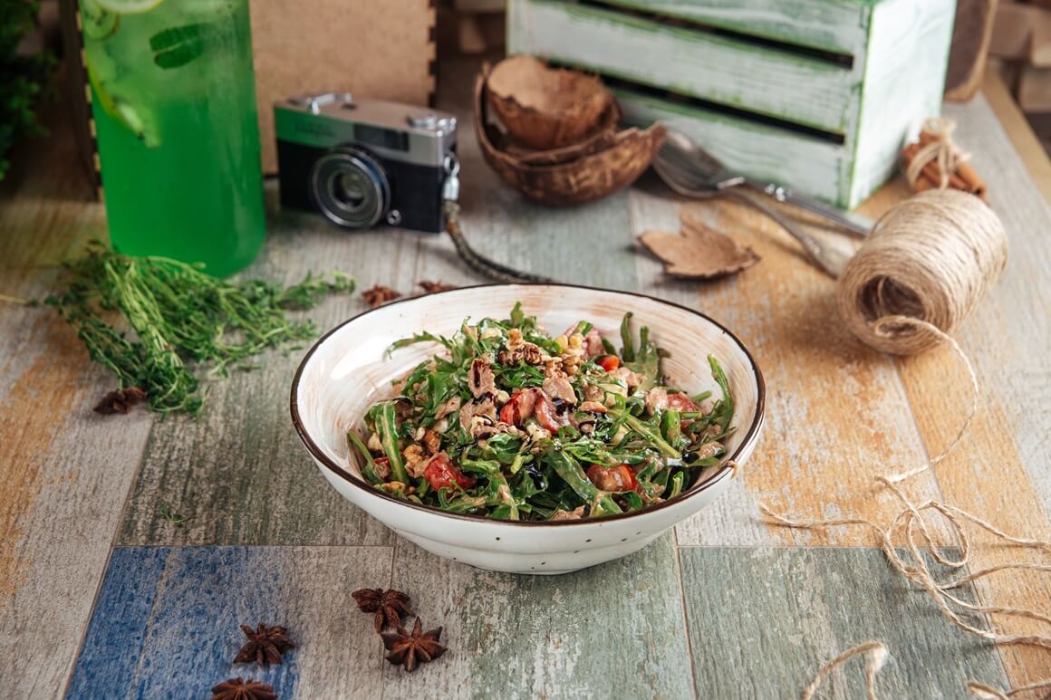 Salata od tune s brusnicama i orasima