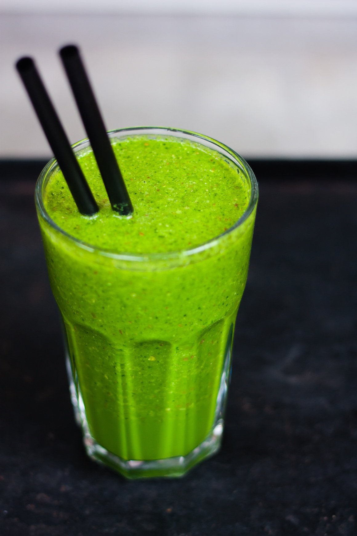 Smoothie od špinata, maslaca od kikirikija i banane