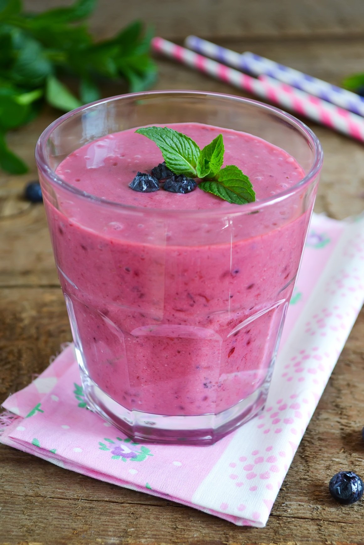 Smoothieji od bobičastog voća i mente s kefirom