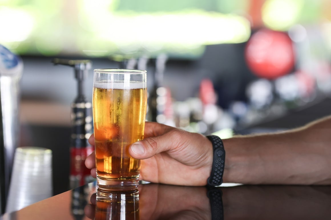muškarci ne bi trebali konzumirati više od dva standardna alkoholna pića dnevno, a žene jedno ili manje