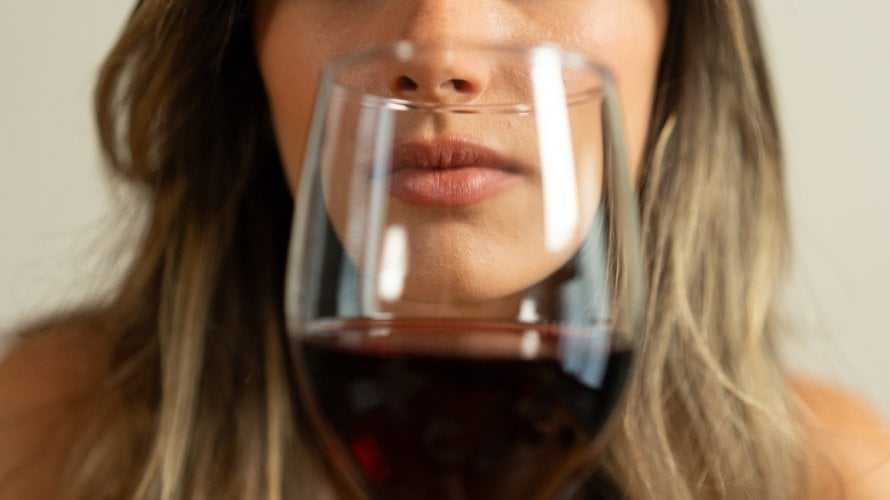 prečesto konzumiranje alkohola može ostaviti tragove na vašoj koži