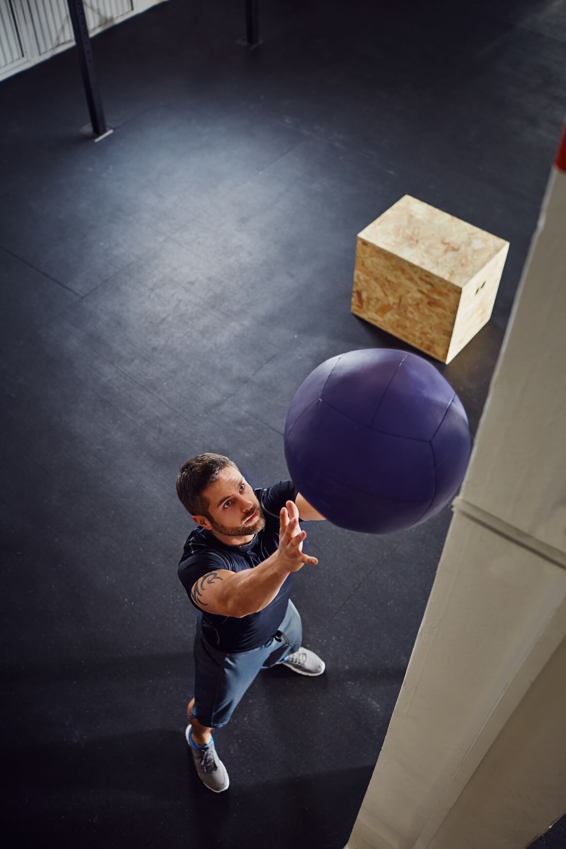 wall balls kombiniraju čučanj i eksplozivno bacanje medicinke o zid