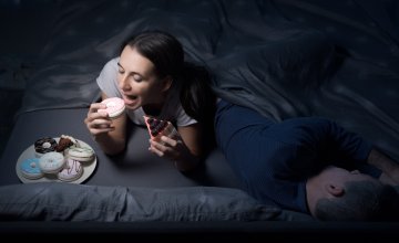 6 razloga zašto žudite za slatkim zalogajem nakon večere