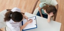 Američka akademija pedijatara preporučuje da djeca predškolske dobi prvo prođu kroz šest mjeseci bihevioralne terapije prije uvođenja lijekova za ADHD