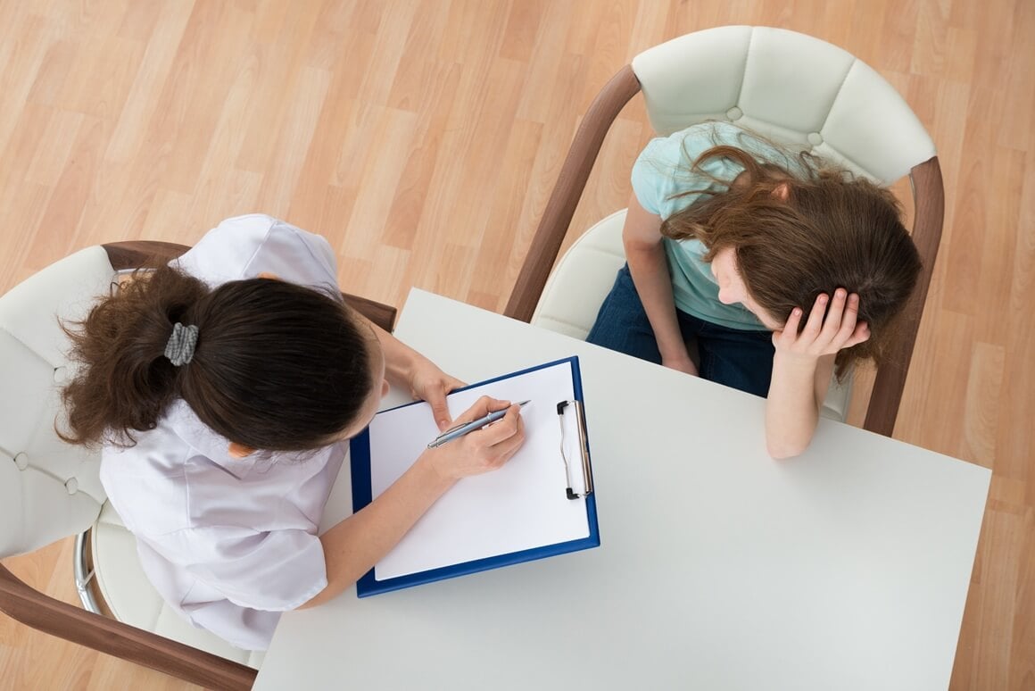 Američka akademija pedijatara preporučuje da djeca predškolske dobi prvo prođu kroz šest mjeseci bihevioralne terapije prije uvođenja lijekova za ADHD
