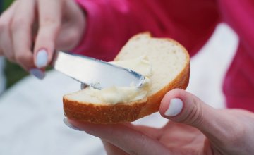 Bijeli kruh spada u jednostavne ugljikohidrate koje tijelo vrlo brzo razgrađuje, što uzrokuje nagli porast šećera u krvi