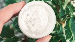 Cinkov oksid je bijeli mineral u prahu koji se koristi u kozmetičkim i medicinskim proizvodima