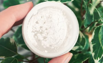 Cinkov oksid je bijeli mineral u prahu koji se koristi u kozmetičkim i medicinskim proizvodima