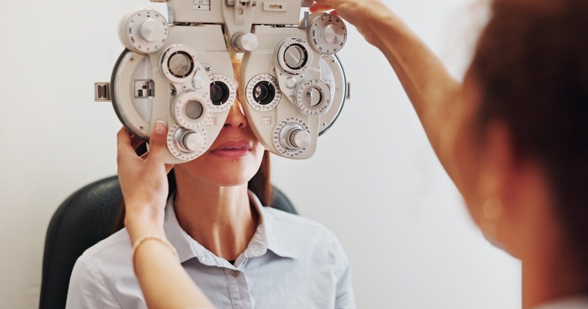 I optometristi i oftalmolozi mogu propisati dioptriju i kontaktne leće