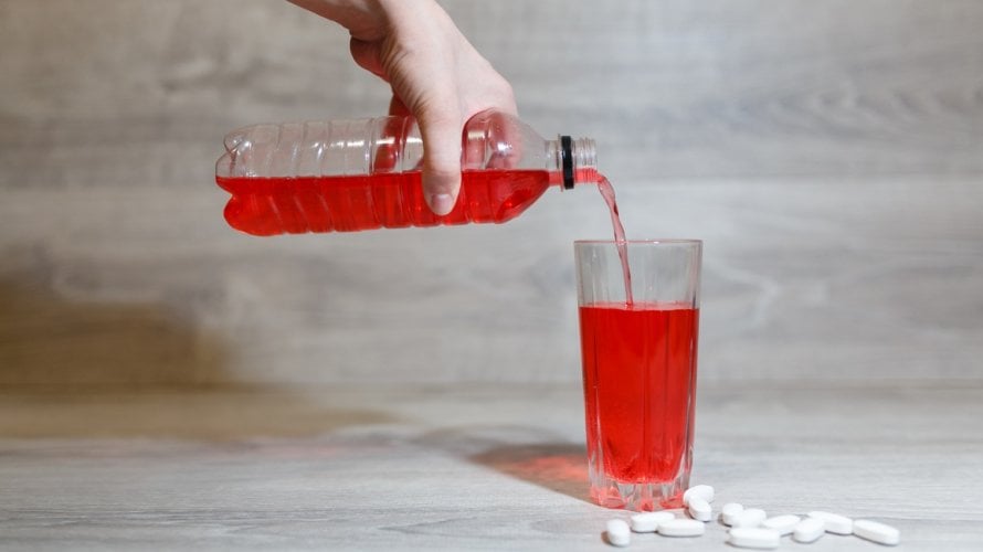 Kofein, kiselost i mjehurići iz gaziranih pića mogu smanjiti učinkovitost terapije, pojačati nuspojave ili nadražiti želudac