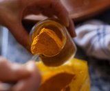 Kurkumin ima snažna protuupalna svojstva koja mogu smanjiti oticanje i bol