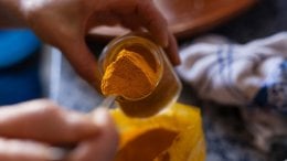 Kurkumin ima snažna protuupalna svojstva koja mogu smanjiti oticanje i bol
