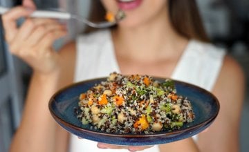 Kvinoja je biljni izvor kompletnih proteina, a jedna šalica kuhanog zrna sadrži osam grama proteina
