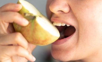 Najčešća ozbiljna posljedica jedenja koštica jabuke je gušenje