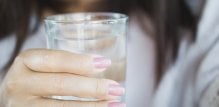 Osobe koje boluju od ahalazije mogu osjetiti grčeve prilikom ispijanja hladne vode
