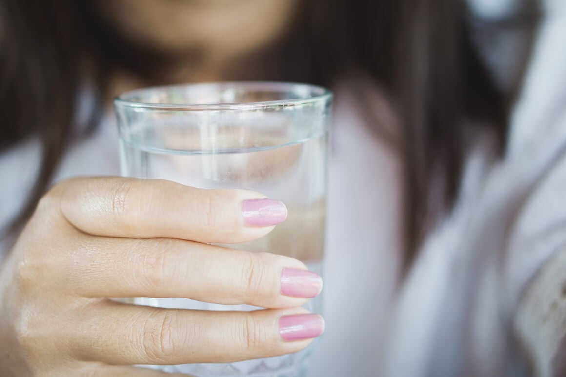 Osobe koje boluju od ahalazije mogu osjetiti grčeve prilikom ispijanja hladne vode
