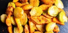 Pileći batak pečen u javorovom sirupu s kriškama batata i prokulicama