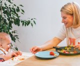 Uvođenje krute hrane kod beba je važan korak za bebe, ali i za mame