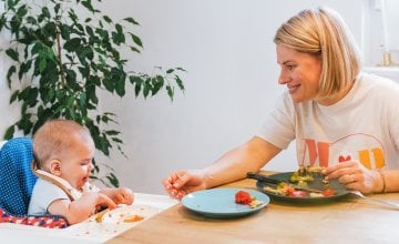 Uvođenje krute hrane kod beba je važan korak za bebe, ali i za mame
