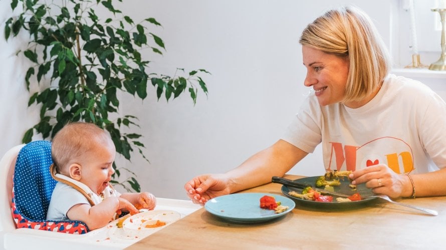 Uvođenje krute hrane kod beba je važan korak za bebe, ali i za mame
