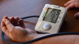 Visoki krvni tlak (hipertenzija) definira se kao sistolički tlak veći od 130 mmHg ili dijastolički veći od 80 mmHg