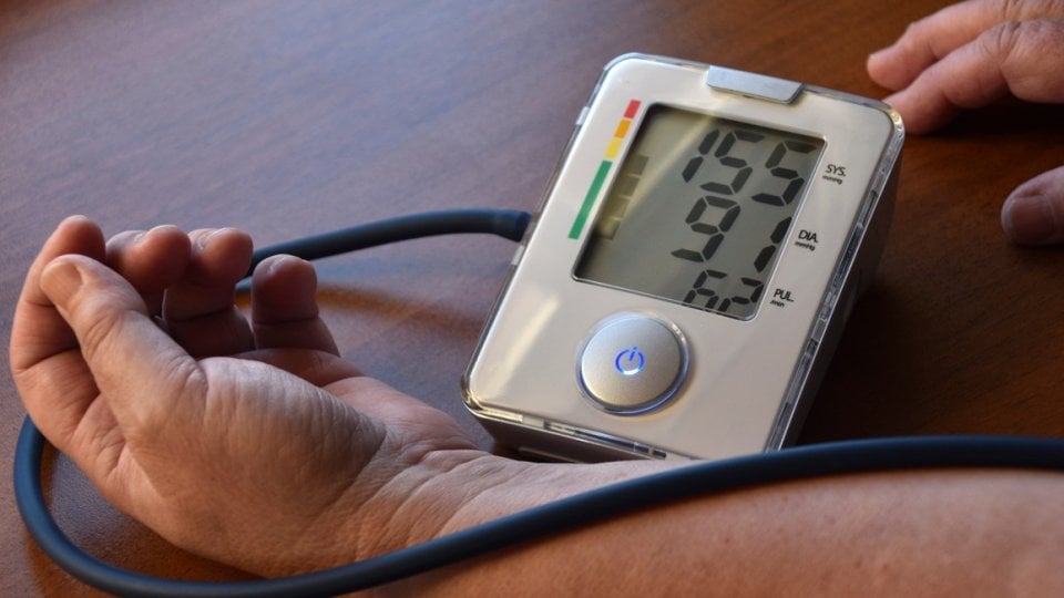 Visoki krvni tlak (hipertenzija) definira se kao sistolički tlak veći od 130 mmHg ili dijastolički veći od 80 mmHg
