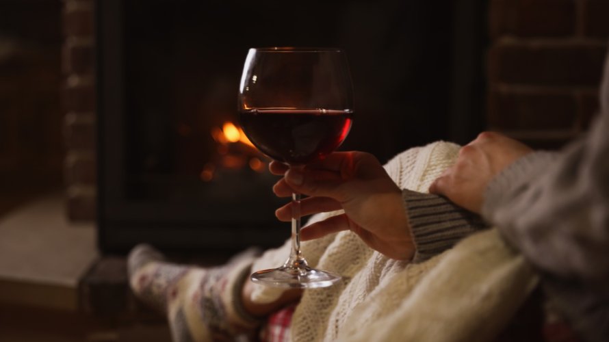jedna do dvije čaše vina možda neće značajno utjecati na tlak, no tri ili više čaša mogu ga prvo sniziti, a zatim povisiti u idućim satima