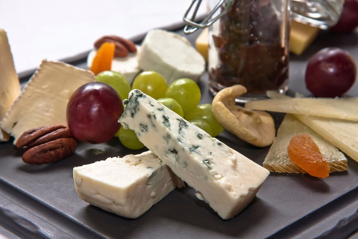 kombinirajte voće s proteinima, poput jaja, orašastih plodova ili sira, jer kombinacija ugljikohidrata i proteina može smanjiti porast šećera u krvi nakon obroka