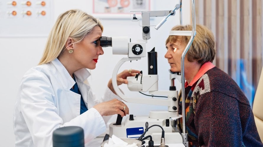 postoji važna razlika između optometrista i oftalmologa